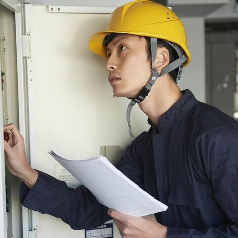 配電盤の確認を行うスタッフ